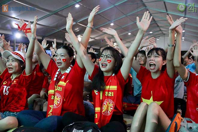 Trực tiếp fan cuồng nhiệt cổ vũ trận Indonesia - Việt Nam: Fan Việt tri ân Xuân Trường - 7