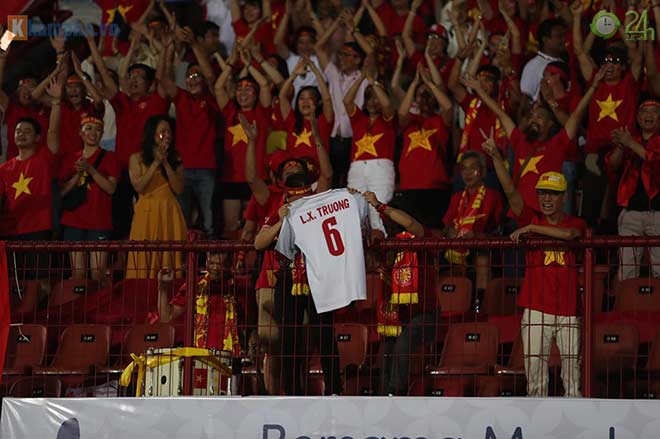 Trực tiếp fan cuồng nhiệt cổ vũ trận Indonesia - Việt Nam: Fan Việt tri ân Xuân Trường - 1