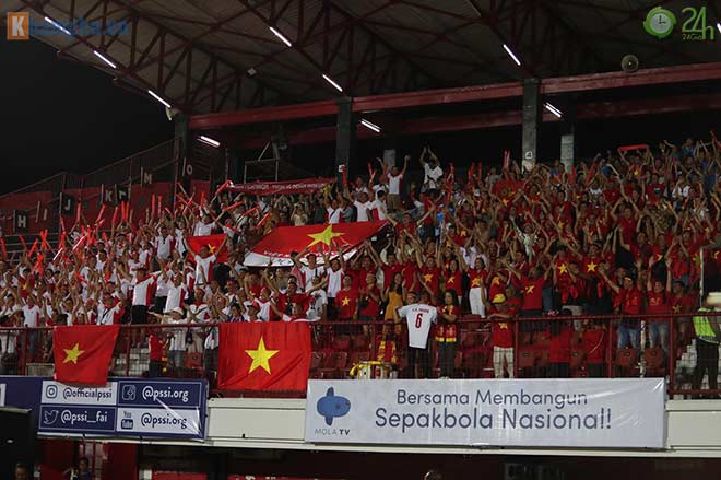 Trực tiếp fan cuồng nhiệt cổ vũ trận Indonesia - Việt Nam: Fan Việt tri ân Xuân Trường - 2
