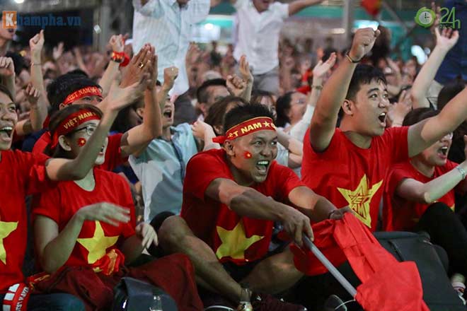 Trực tiếp fan cuồng nhiệt cổ vũ trận Indonesia - Việt Nam: Fan Việt tri ân Xuân Trường - 11
