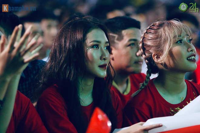 Trực tiếp fan cuồng nhiệt cổ vũ trận Indonesia - Việt Nam: Fan Việt tri ân Xuân Trường - 4