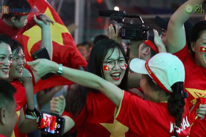 Trực tiếp fan cuồng nhiệt cổ vũ trận Indonesia - Việt Nam: Fan Việt tri ân Xuân Trường - 10