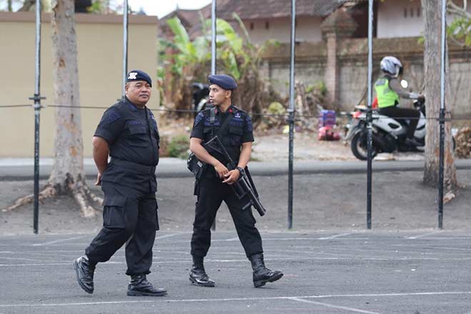 Một cảnh sát viên mang
theo súng trường tự động