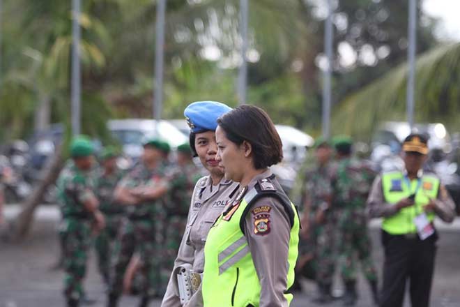 Hai nữ cảnh sát có mặt ở khu vực vành
đai SVĐ
