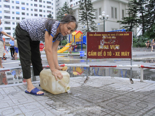 Người Hà Nội đổ bỏ nước miễn phí vì có mùi lạ