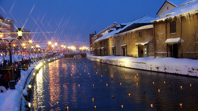 Lễ hội ánh sáng tuyết Otaru (Hokkaido): Hàng trăm ngọn nến nổi trên kênh Otaru vào tháng 2 hằng năm ở Otaru, trong lễ hội&nbsp;ánh sáng tuyết. Trong 10 ngày đèn lồng và tượng tuyết càng mang lại vẻ đẹp cho thành phố Hokkaido.
