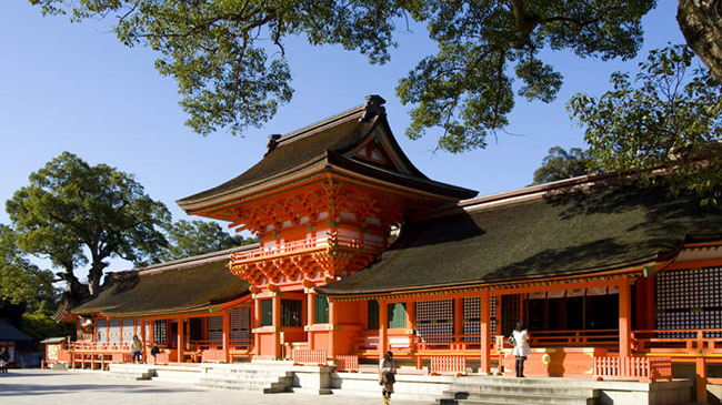 Đền Usa (Oita): Được xây dựng vào thế kỷ thứ 8, Usa Jingu là ngôi đền quan trọng nhất trong số hàng ngàn đền thờ dành riêng cho Hachiman, vị thần bắn cung và chiến tranh.
