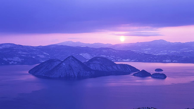 Hồ Toya (Hokkaido): Ngay cả trong mùa đông lạnh lẽo nhất, hồ Toya cũng không bao giờ  đóng băng.
