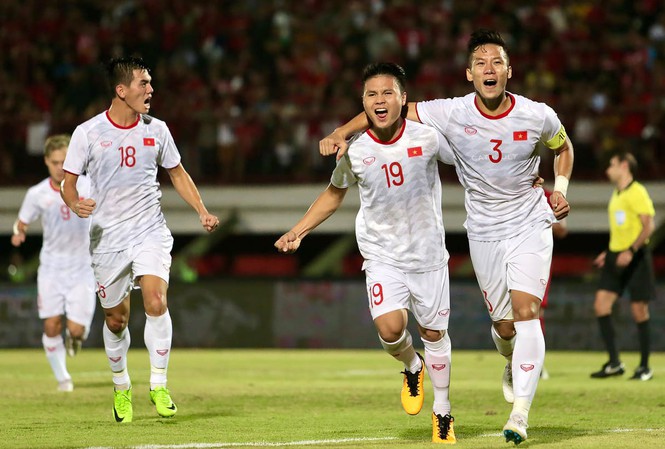 Nhiều sao Việt được phong 'thánh dự đoán tỉ số' khi Việt Nam thắng Indonesia - 1