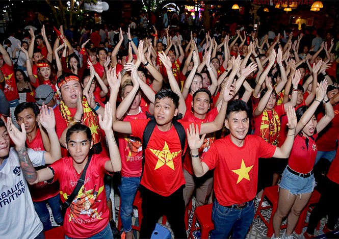 Nhiều sao Việt được phong 'thánh dự đoán tỉ số' khi Việt Nam thắng Indonesia - 14
