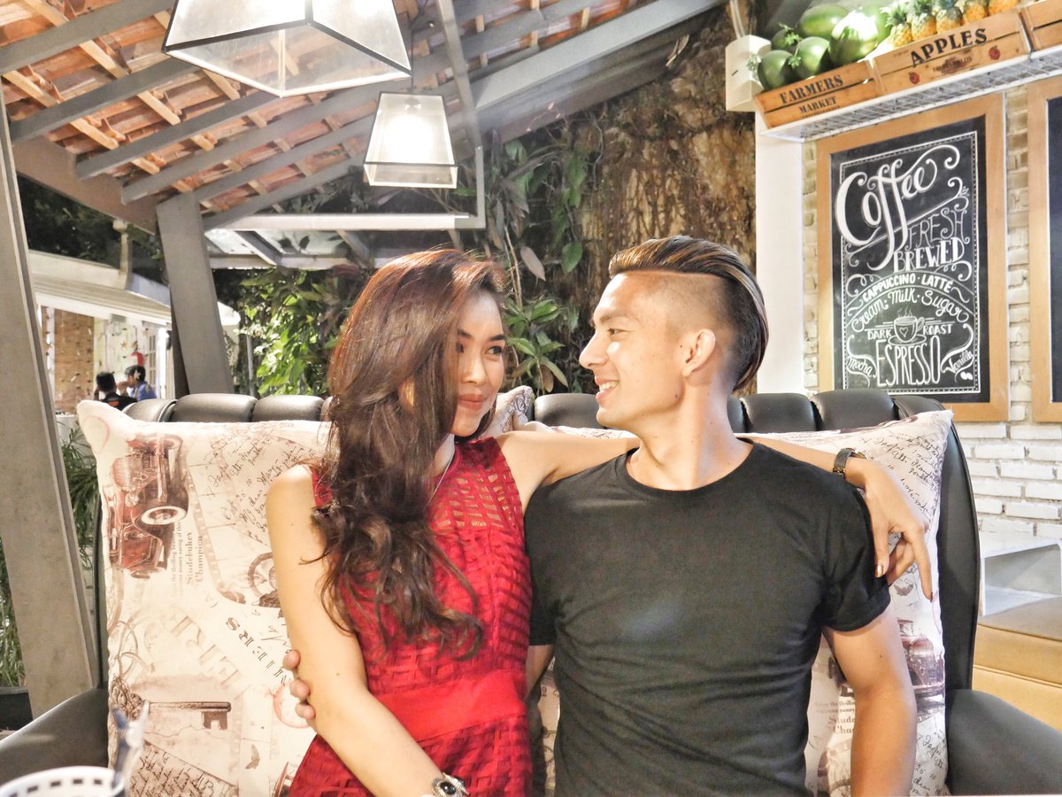 Tiền vệ Indonesia cầu hôn lãng mạn với bạn gái siêu xinh đẹp và nóng bỏng - 4