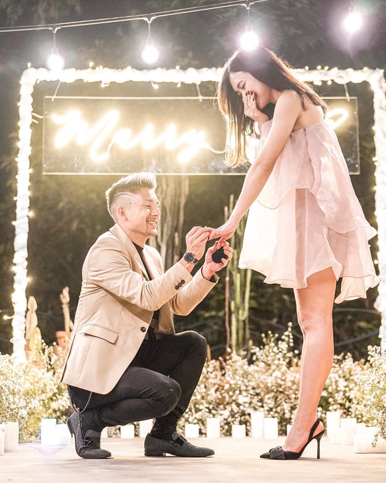 Tiền vệ Indonesia cầu hôn lãng mạn với bạn gái siêu xinh đẹp và nóng bỏng - 2