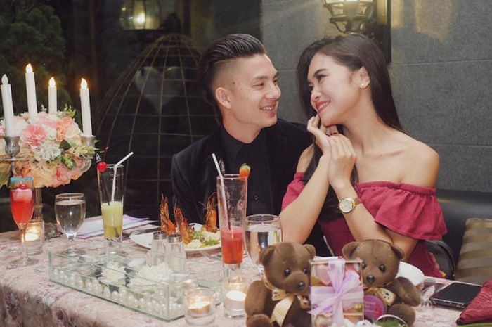 Tiền vệ Indonesia cầu hôn lãng mạn với bạn gái siêu xinh đẹp và nóng bỏng - 1