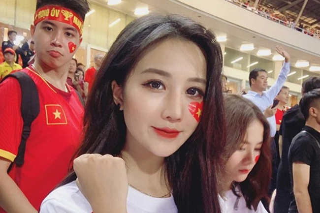 Một hot girl khác cũng gây xôn xao mạng xã hội sau bức ảnh chụp trên sân Mỹ Đình trận VN gặp Malaysia. Đó là Trần Linh Hương &#40;sinh năm 1997&#41;.