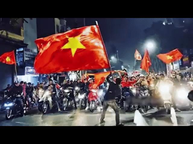 Cười 24H - Cầu thủ Indonesia "cõng" Văn Hậu long nhong khắp phố