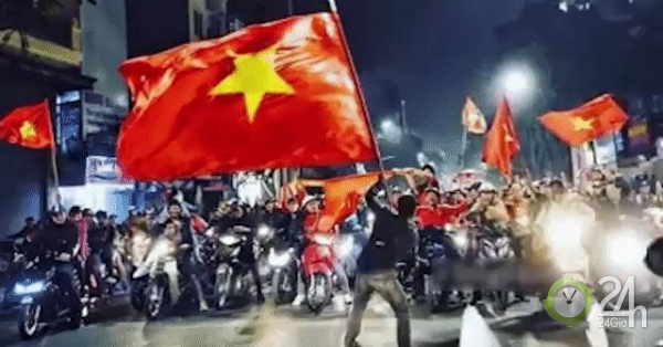 Cầu thủ Indonesia cõng Văn Hậu long nhong khắp phố