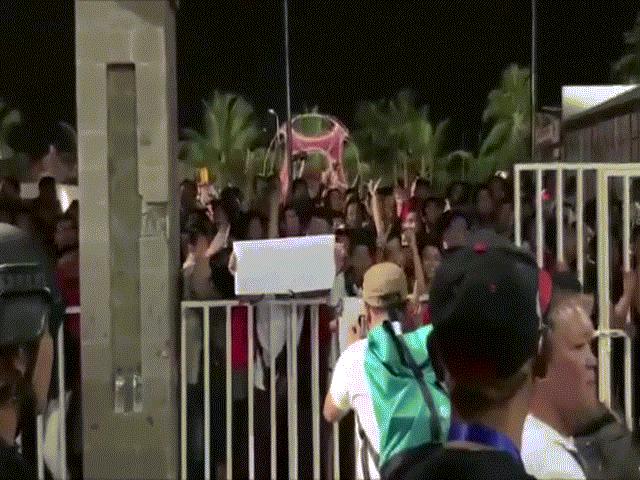 Thế giới - Video: Thua Việt Nam, CĐV Indonesia nổi giận chặn xe đội nhà