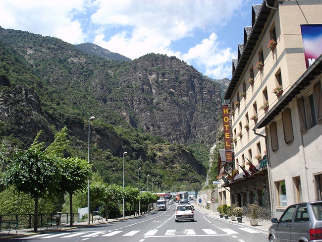 Giàu có là vậy song Andorra không có bất cứ sân bay nào vì địa hình nhiều núi.