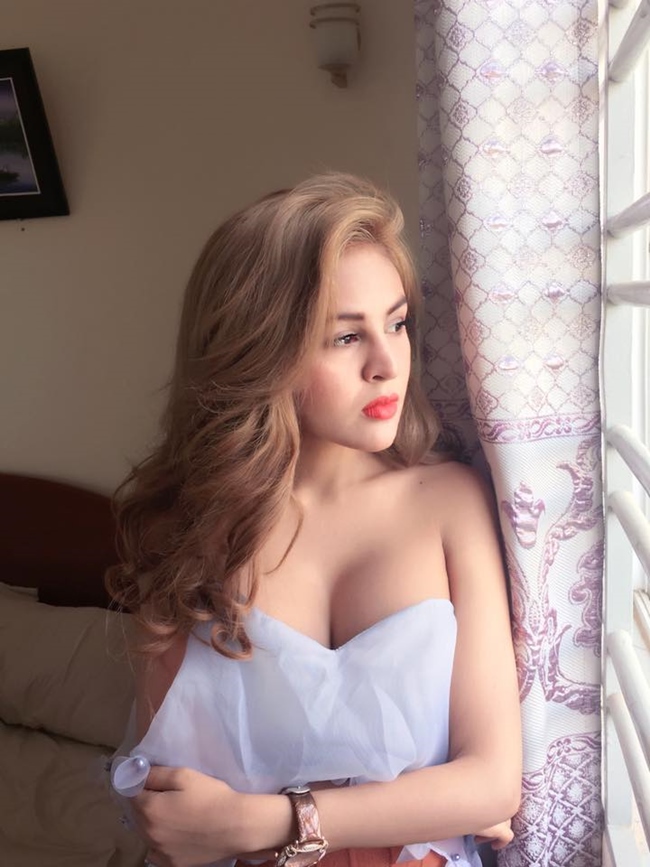 &#34;Tôi từng bị mỉa mai, xúc phạm rằng không thể tự mua được xe hơi cho chính mình. Nhưng giờ đây, hãy nhìn xem, tôi tự mua xe, trang sức kim cương bằng chính khoản tiền mình làm ra, không phụ thuộc bất cứ ai. Cám ơn những kẻ từng khinh bỉ tôi cho tôi có động lực để một ngày trở thành người thành đạt như ngày hôm nay&#34;, Denny Kwan tự hào nói trên tờ Khmerload.