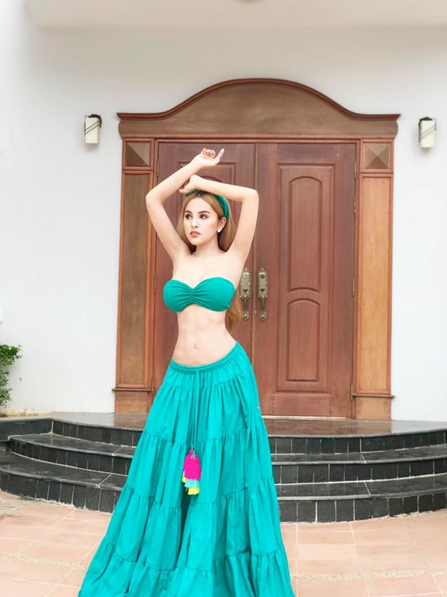 Kwan diện trang phục gợi cảm, khoe dáng trước căn biệt thự của mình.