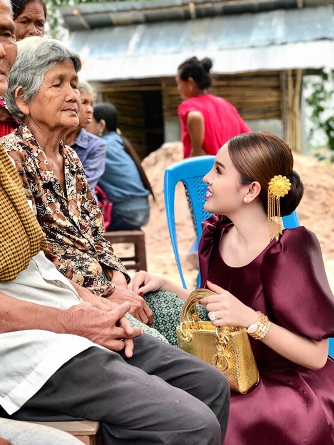 Bên cạnh đó, cô cũng chăm chỉ đi làm từ thiện. Tuy nhiên, phong cách ăn mặc của Denny bị một số người chỉ trích là làm màu khi ăn vận sang trọng, đeo trang sức lộng lẫy tới thăm người nghèo.