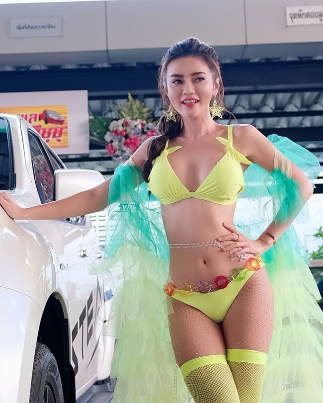 Cherry diện bikini khoe đường cong gợi cảm trong một show làm người mẫu ô tô gần đây.
