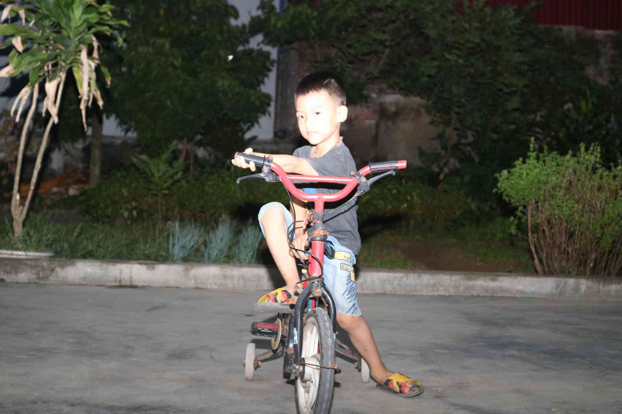 Cậu bé Phúc Lộc sớm biết đọc hơn chúng bạn cùng độ tuổi