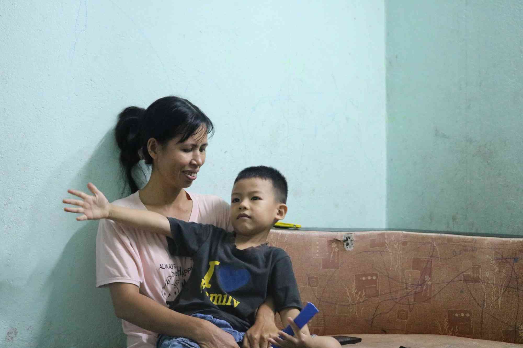 Chị Hanh không khỏi lo lắng về cậu bé Phúc Lộc. Ảnh: ĐH