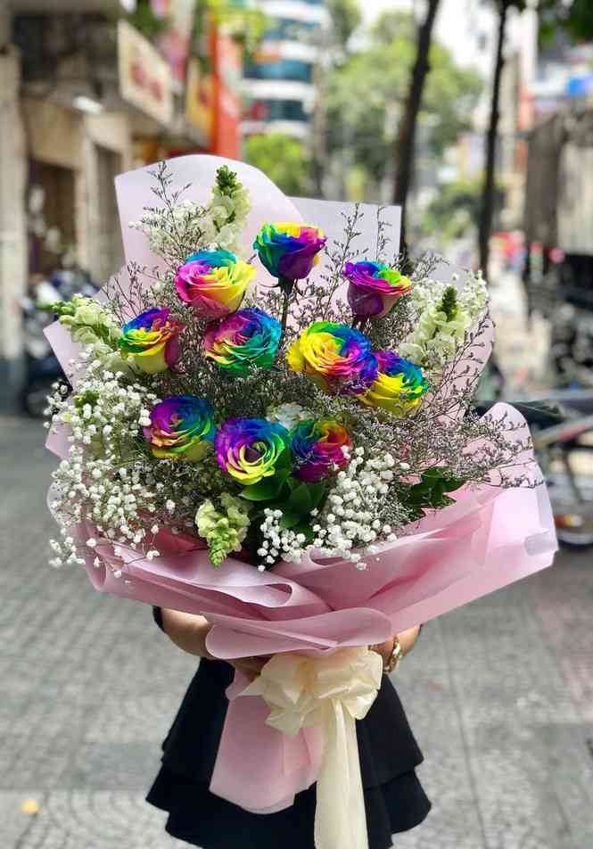 Hoa hồng nhập phun màu có giá lên tới 200.000 đồng/bông.
