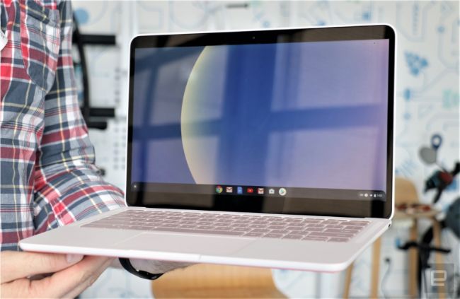 Về phần mềm, Pixelbook Go chạy hệ điều hành Chrome của riêng Google, hứa hẹn sẽ cung cấp trải nghiệm cập nhật liền mạch, tích hợp công cụ bảo vệ chống virus và thời gian khởi động nhanh.