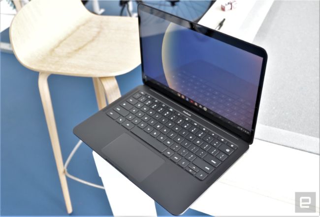 Pixelbook Go sẽ có sẵn trong các lựa chọn màu sắc Just Black và Not Pink, nhưng hiện tại người dùng mới chỉ có thể đặt mua phiên bản Just Black.