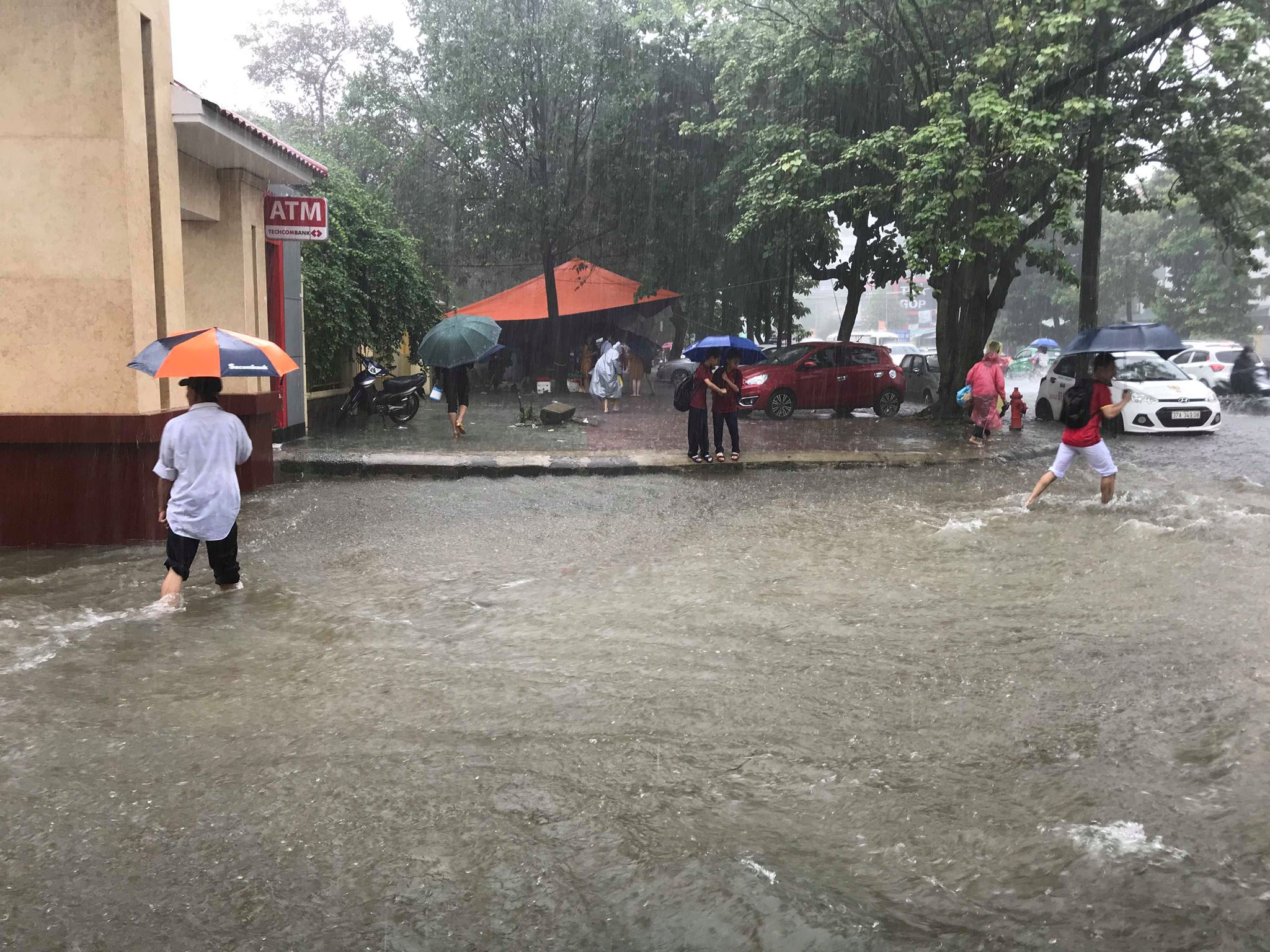 Trong những ngày qua tại địa bàn TP Vinh, Nghệ An mưa lớn kéo dài, đặc biệt trong tối 15 đến sáng&nbsp;16/10, mưa xối xả không ngớt suốt nhiều giờ ròng rã.