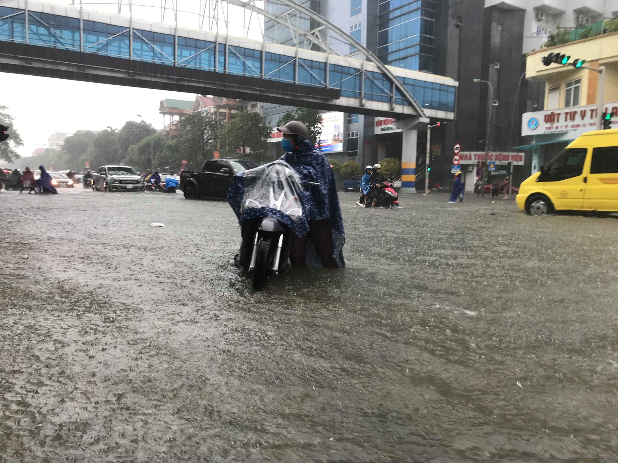 Hàng ngàn phương tiện bì bõm “bơi” trên chính những tuyến đường giữa lòng thành phố bị nhấn chìm trong biển nước.
