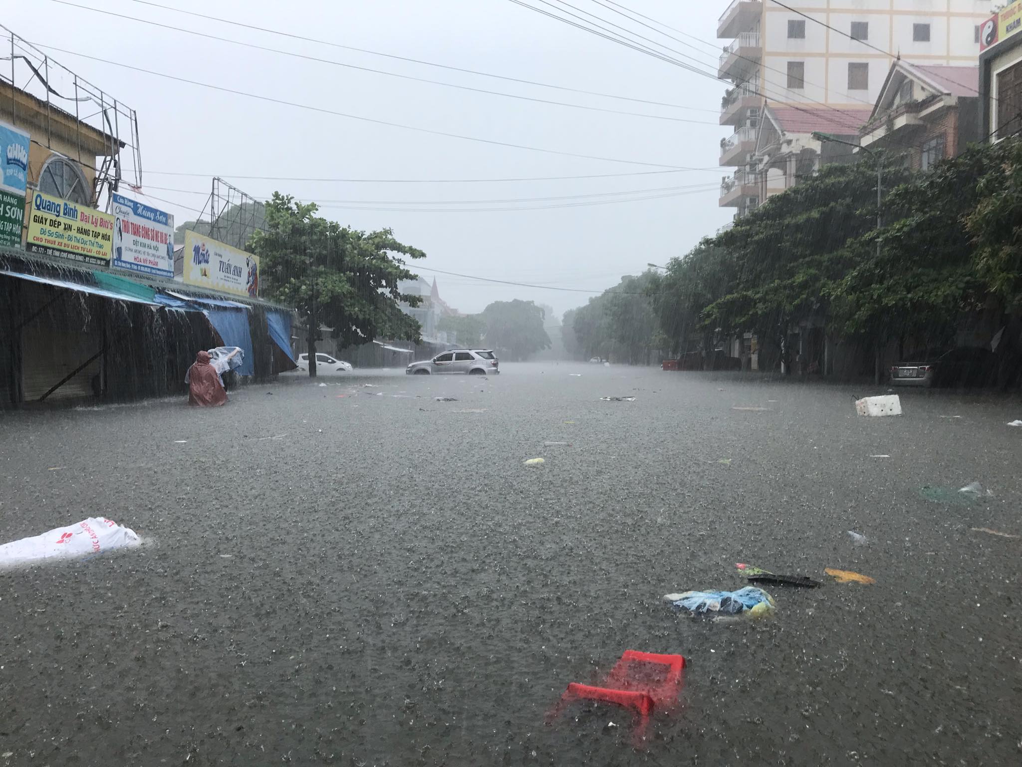 Nhiều đồ dùng của người dân không thu dọn kịp nổi lềnh bềnh trên mặt nước.