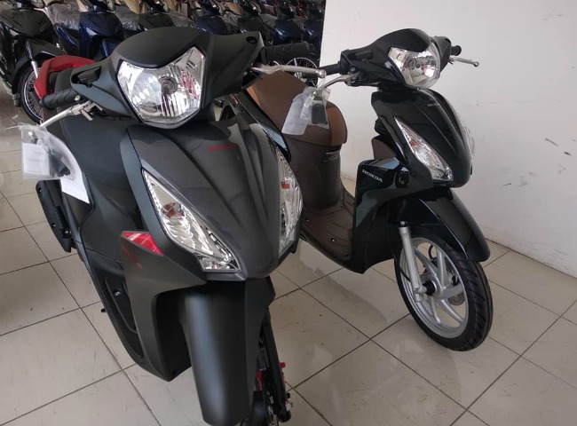 Phiên bản đặc biệt màu đen mờ của 2020 Honda Vision vẫn có giá bán đắt nhất ở mức 31,99 triệu VNĐ.