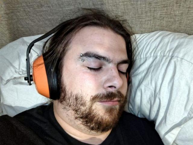 Phi thường - kỳ quặc - Phá tổ nhện, người đàn ông lãnh "báo ứng" từ loài nhện