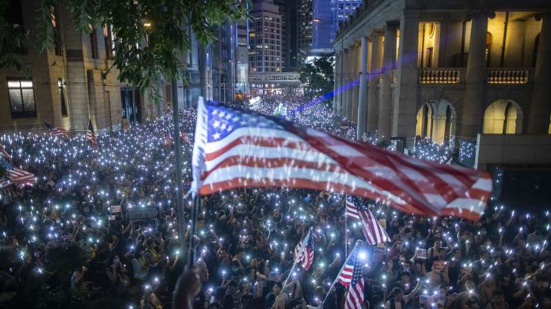 Hàng trăm nghìn người Hong Kong tuần hành kêu gọi Quốc hội Mỹ thông qua Đạo luật Dân chủ và Nhân quyền vào tối hôm 14.10 vừa qua (Ảnh: Bloomberg)