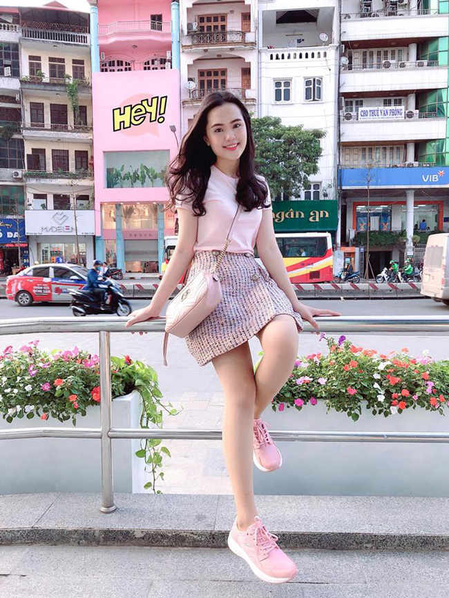 Ngay lần đầu gặp gỡ, cô đã lọt vào tầm ngắm của cầu thủ điển trai đội T&amp;T lúc đó