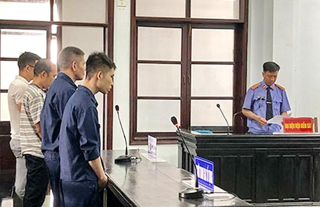 4 bị cáo trong vụ án tại phiên tòa sơ thẩm hình sự của TAND TP Nha Trang. Ảnh : CTV