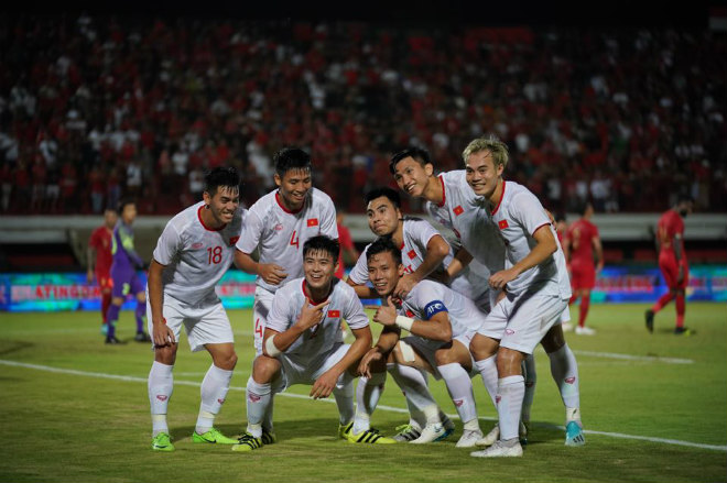ĐT Việt Nam giành chiến thắng tưng bừng ngay trên sân của Indonesia