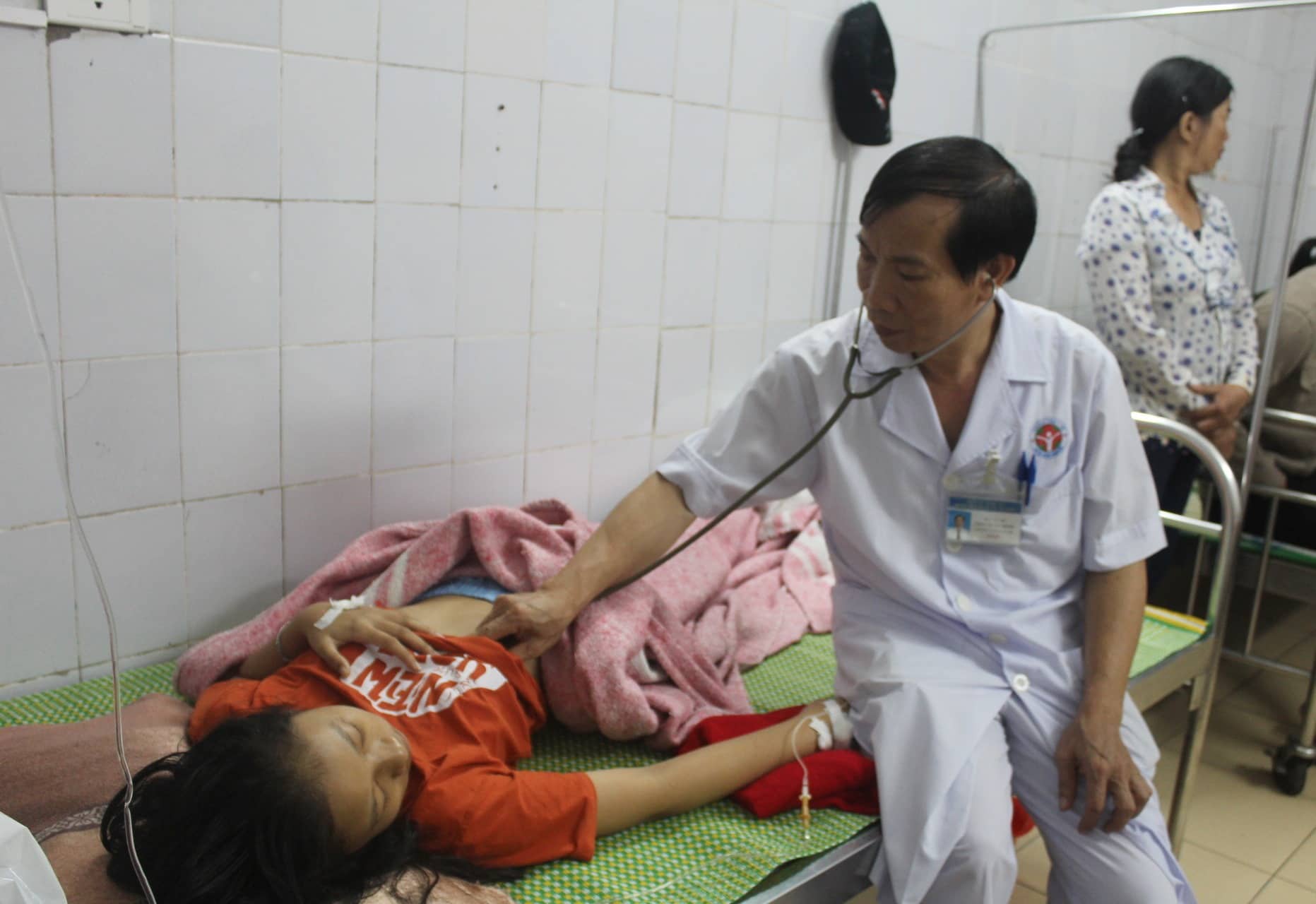 Các bác sĩ đang cấp cứu cho các em học sinh bị sét đánh trúng