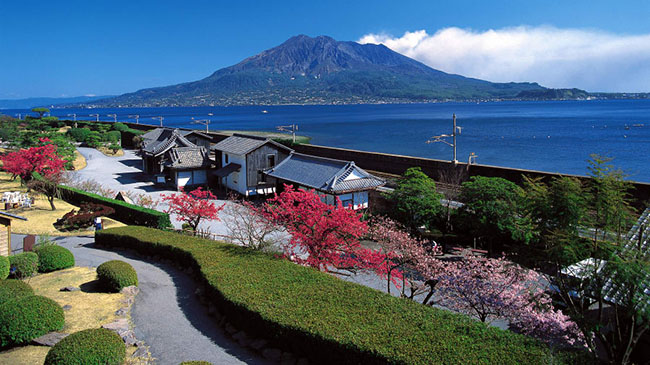 Vườn Senganen (Kagoshima): Khu vườn cảnh quan kiểu Nhật Bản có ao nhỏ, suối, miếu và một lùm tre. Nằm dọc theo bờ biển phía bắc trung tâm thành phố Kagoshima, du khách có thể nhìn ra núi lửa Sakurajima và vịnh Kagoshima.
