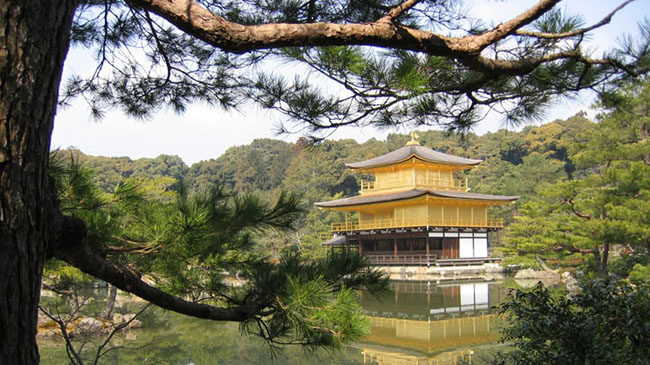 Golden Pavilion (Kyoto): Được bao phủ trong lá vàng, Kinkaku-ji, hay Golden Pavilion, được cho là điểm thu hút nổi tiếng nhất của Kyoto.
