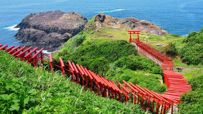 Đền Motonosumi-inari (Yamaguchi): Cổng 123 Torii trải dài từ Đền Motonosumi-Inari đến vách đá nhìn ra biển, nơi có phong cảnh đẹp tuyệt vời.
