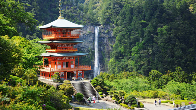 Thác Nachi (Wakayama): Thác Nachi, cao 133 m, là thác nước lớn nhất ở Nhật Bản. Gần thác là đền Kumano Nachi Taishai, một trong những danh lam thắng cảnh đẹp nhất nước.
