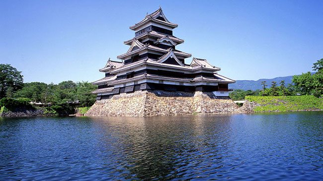 Lâu đài Matsumoto (Nagano): Còn được gọi là &#34;lâu đài quạ&#34; bởi bên ngoài được sơn màu đen, Matsumoto là lâu đài bằng gỗ lâu đời nhất của Nhật Bản, được xây dựng hơn 400 năm trước.
