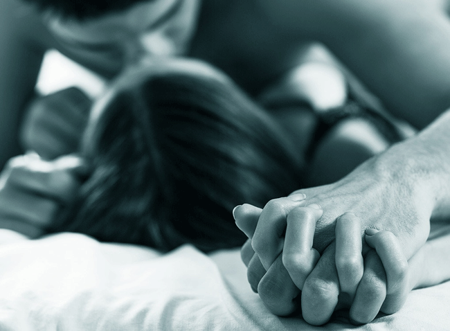 8. Thử các tư thế “yêu” mới: Trong một mối quan hệ lâu dài, thường các cặp đôi đã tìm thấy những tư thế quan hệ tình dục thực sự phù hợp với cả hai. Nhưng rất có thể, chính điều này khiến cho “chuyện ấy” trở nên nhàm chán. Hãy dành thời gian để thử những tư thế hoặc địa điểm mới mẻ để tăng hưng phấn tình dục.
