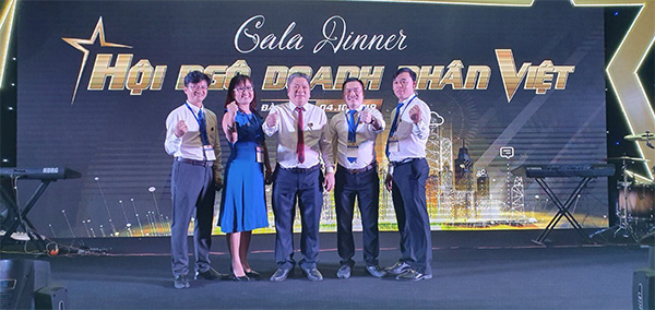 Phó Chủ tịch HBC Đỗ Trùng Dương (thứ 2 từ phải sang) và Ban tổ chức Gala Tết Doanh nhân