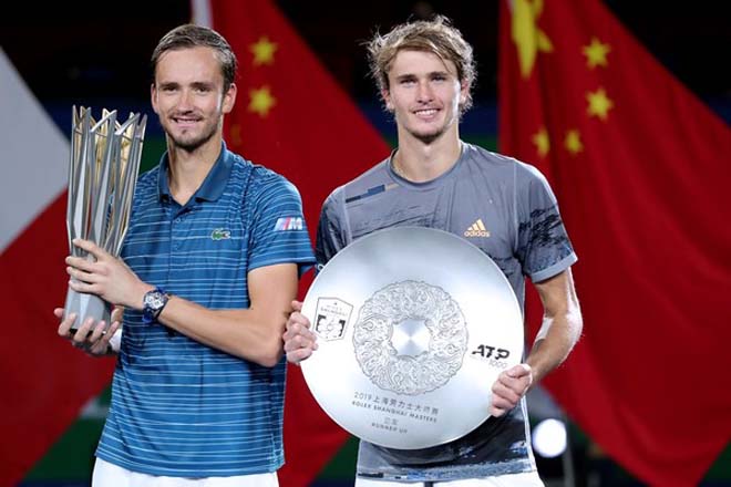 Medvedev (trái) thắng Zverev ở chung kết Thượng Hải Masters 2019