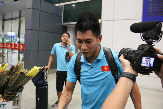 ĐT Việt Nam về nước: Dàn SAO đã có mặt ở sân bay Tân Sơn Nhất - 9